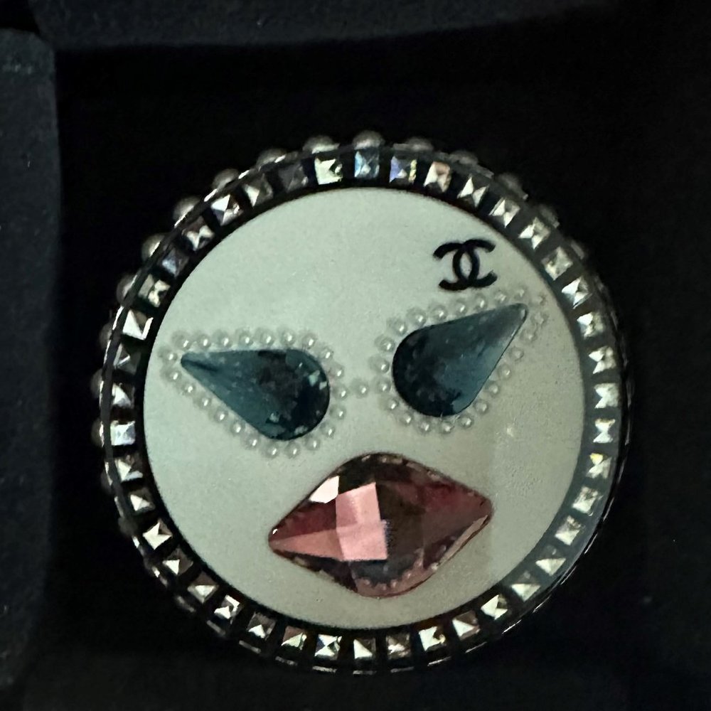 NEW 100% Auth CHANEL Resin Crystal Pearl Emoji CC Brooch Pin